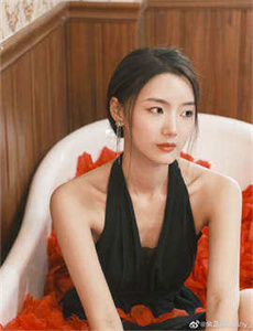 9位美女撒尿正面自拍尿口-女孩子的第一夜过程